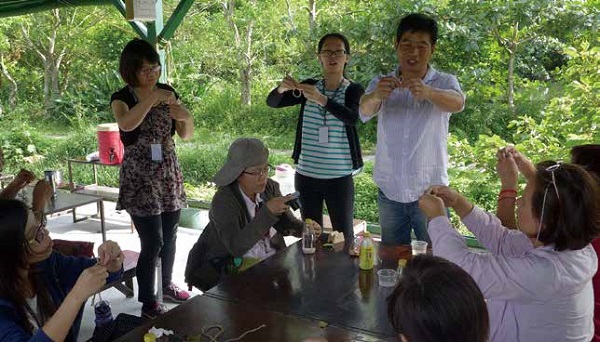 徐志雄場長帶著座談會的人員DIY手做