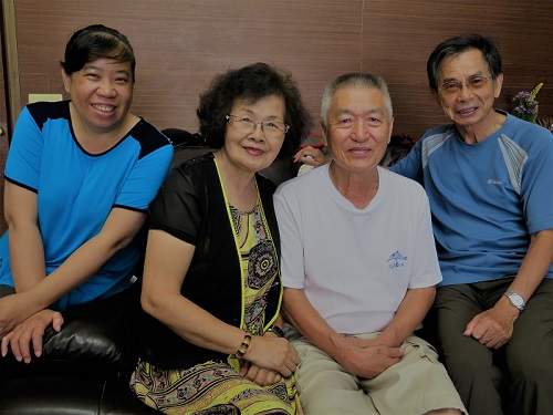 採訪團隊與楊光雄合影