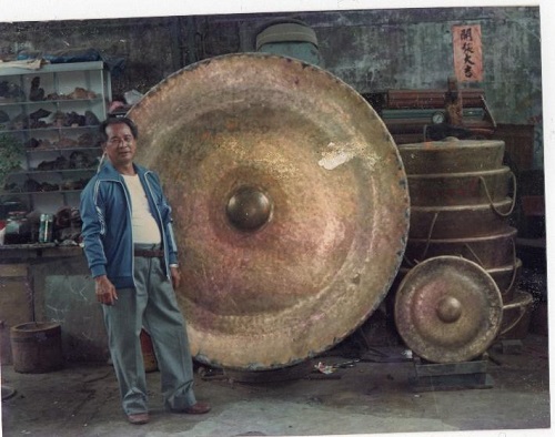 左圖：1980年代林午與其所製作之大銅鑼。林浩賢提供 / 右圖：1980年代林午與其所製作之5尺銅鑼。林浩賢提供