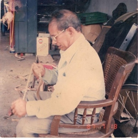1987年林午先生製作鑼槌的槌頭(左手持鐵框，右手持橡膠內胎，反覆纏繞至適當大小後，穿入木柄，自製槌鑼工具)。林浩賢提供