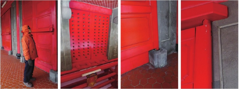 由左至右:宜蘭孔廟櫺星門正、背面:精準製作的門輪上、下部構件。