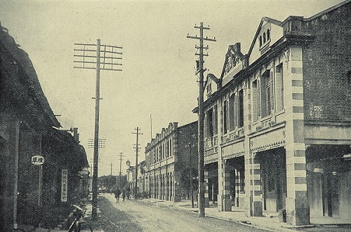1920年代，日治大正年間的宜蘭市街頭，洋樓林立，早以難覓噶瑪蘭人在此生活過的足跡。宜蘭縣史館提供
