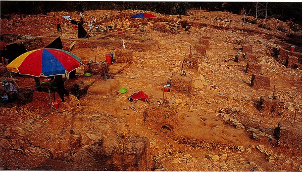 根據考古資料，噶瑪蘭族大約一千多年前來到蘭陽平原，在他們到來前，平原上即有別的人群居住。年代距今約3600~2400年的丸山遺址，這個群人可能依賴山的資源維生，雖然其生存年代距噶瑪蘭族到來還有約千年的落差，但學者並不排除他們的生存年代往後延伸的可能，如此一來，他們有可能是噶瑪蘭族傳說中祖先遇到的「山的人類」。