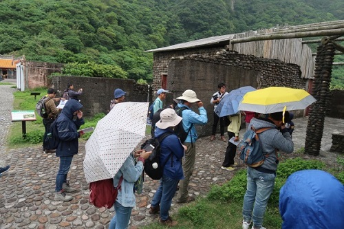 島上導覽實況，龜山島傳統住宅以圓形的安山岩質龜卵石砌成牆與樑柱。攝影：林建緯