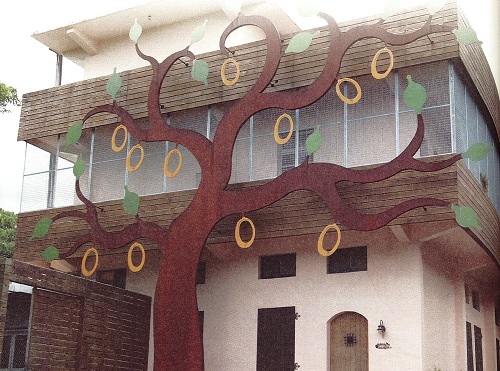 橘之鄉DIY教室外有大樹形相的壯觀裝飾