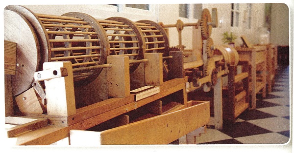 吳文碧自行設計的選果機，模型也是經他手工打造而成。