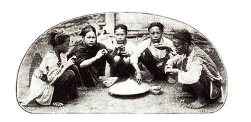 1875年，旅行家Taintor曾用文字描述他在蘭陽平原，見過噶瑪蘭人圍坐於地上，用手指取食飯糰的情景。多年後，馬偕傳教時，曾以影像記錄到相似的場景，只是影像中的人都身著漢式服飾。