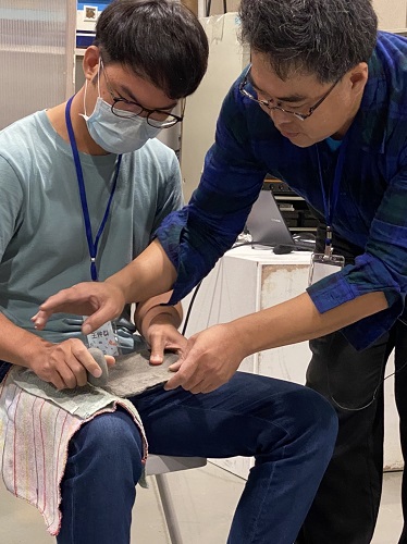 張朝欣老師一一指導學員敲打頁岩技巧