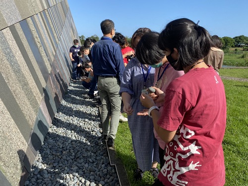 張朝欣老師帶著學員到蘭博外選取適合自己握取的石頭