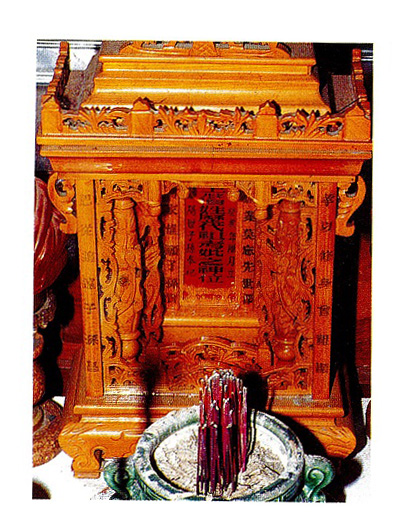 1901年，馬偕病逝，噶瑪蘭人的教會逐漸沒落，偕姓的後代為了在蘭陽平原已漢人為多數的社會立足，再度接受了漢人的信仰，為祖先立下公媽牌。