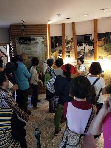 員山生態教育館透過導覽解說帶領民眾探索環境與生態保育的各種驚奇，2019年攝。員山生態教育館提供