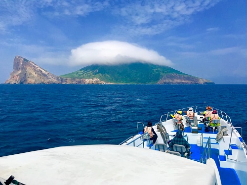 龜山島登島、繞島、賞鯨是宜蘭熱門海上遊程。（照片提供：新福豐168）