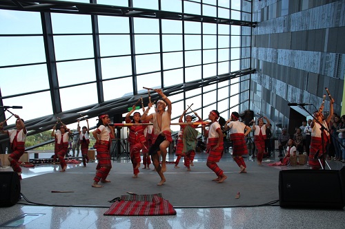 在蘭陽博物館1樓遊客大廳演出的南山國小泰雅傳統舞蹈隊
