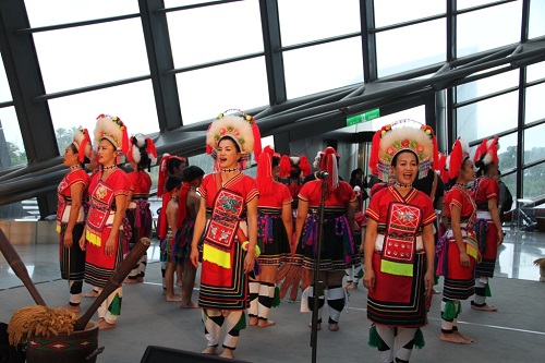 瑪嘎巴嗨文化藝術團為了延續阿美族的傳統歌舞文化走上了文化傳承的道路