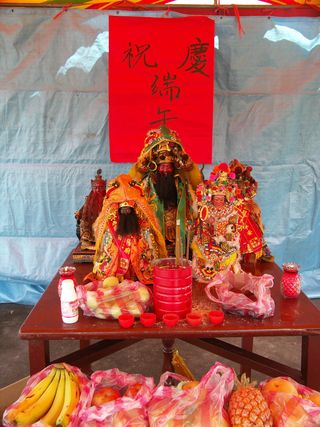 洲仔尾於端午日由爐主請出神明看戲