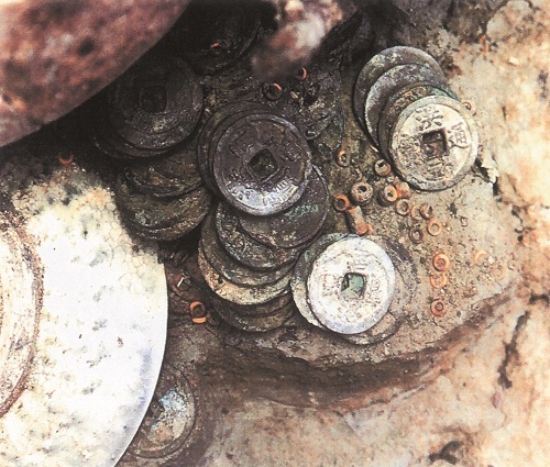 淇武蘭遺址墓葬中的陪葬物──明朝洪武通寶。這些發行於1368-1395年間的錢幣，傳到蘭陽平原應該是在發行年代之後，配合淇武蘭遺址年代測定約在四百多年前，這應是17世紀，噶瑪蘭族參與海上貿易的重要證物之一。