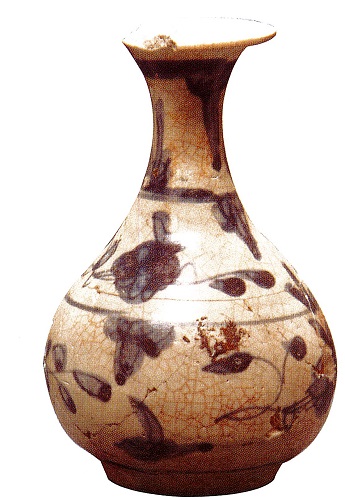 在許多噶瑪蘭舊社的考古遺址都發掘大量的清代瓷片。淇武蘭遺址出土的青花玉壺春，在印尼雅加達的博物館也有形制、紋飾十分類似的藏品，他們是17世紀福建漳州窯外銷東南亞的瓷器產品。可見噶瑪蘭族也是17世紀大航海時代海上交易圈的一員。