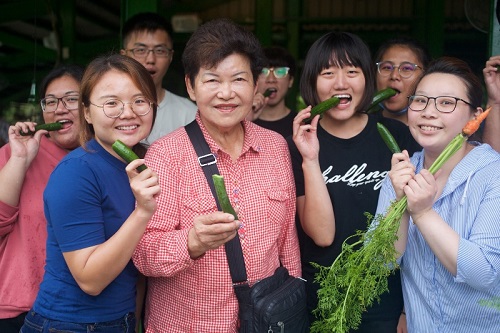 卓媽媽相當重視園區內的食農教育活動，2019年攝，頭城農場提供。