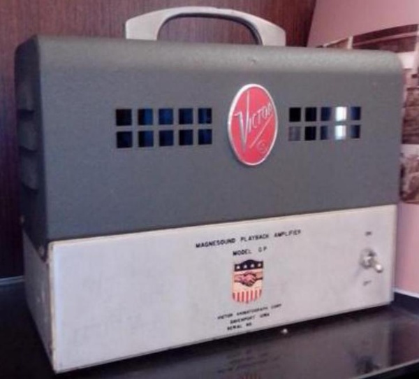 圖32：台南學甲國小校史室中，典藏著握手標誌的美援時期文物(林依蓁攝)