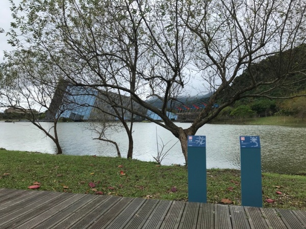 透過自導式設施的雲端資訊，再對照觀察實體景象，遊客可自主完成園區導覽行程，瞭解園區環境與內涵。(照片來源：蘇美如拍攝)