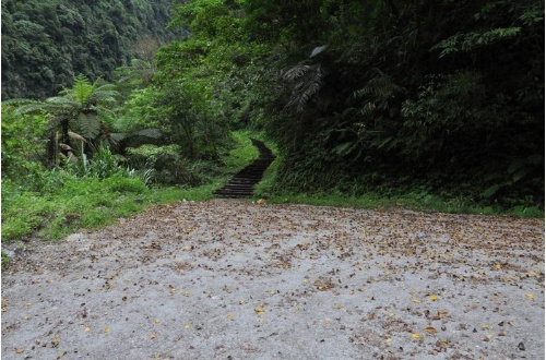 圖3 澳花瀑布步道入口處。入口處的空地不大，僅可容納兩三部車子，開車前來的遊客最好停在下面溪谷附近的路旁空地。
