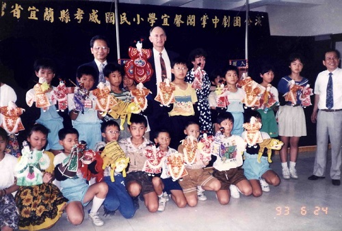 這是第一屆的布袋戲團成員與游錫堃縣長、南非開普敦市市長、鍾任壁老師ㄧ起合影。