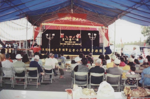 這是我們的第一場表演-在錦草社區的保安宮前