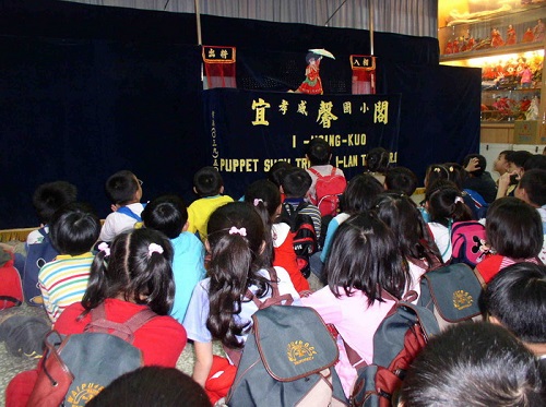 表演小旦嬌柔走台步及開傘動作