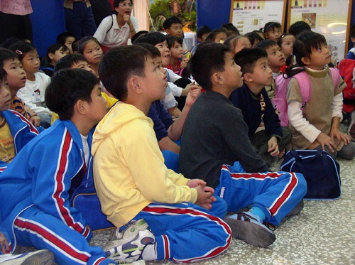 看見其他學校的學生專注看著我們的表演時，我們豁然發現，原來這種幸福感是我們的小朋友專屬的。