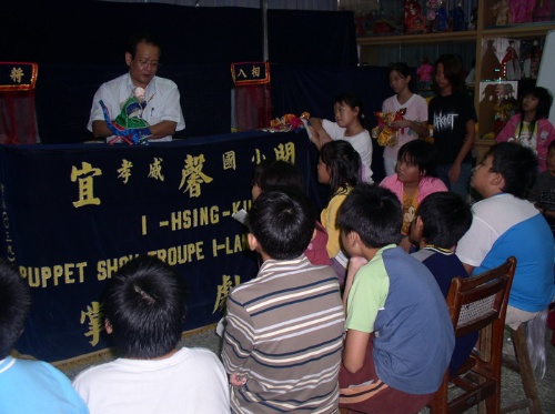 鍾任樑老師細心的傳授掌中藝術的精髓，唯有能耐住煩，能細心練習的學生方能領悟。