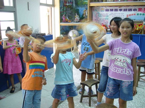 學布袋戲最大的痛苦是每一場戲的動作都要求很嚴格