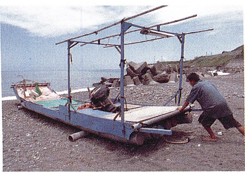 新社東臨太平洋，漁產資源豐富。捕魚一直是噶瑪蘭人生活中不可少的事，許多家庭都擁有竹筏，50多歲以上的族人擁有的海洋知識更是豐富，他們可以用母語快速區分各種不同的魚類。