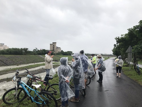 蔡明志老師在分洪道旁為學員講解