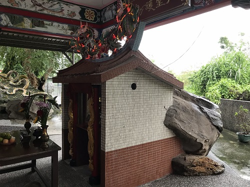 石聖爺廟外觀就像是大廟罩著小廟