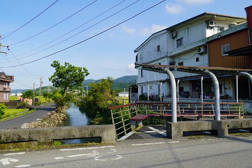 水質清澈的公埔圳是附近居民的消暑之地
