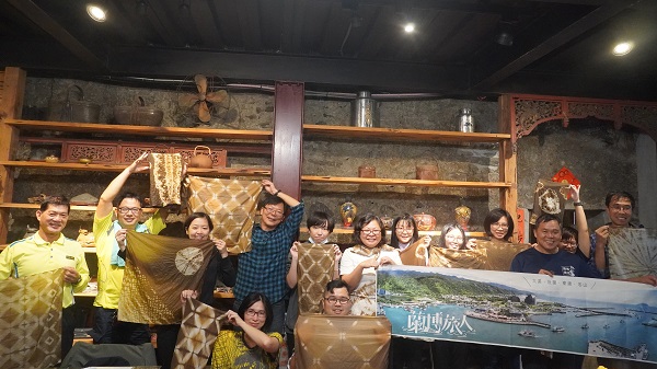 尋河海之源的最後我們回到古意生活藝術館，學員們拿著各自的茶染作品合影。