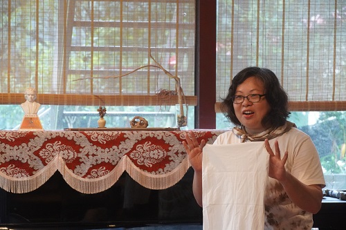 古意生活藝術館的柯雅薇女士向學員介紹茶染的步驟