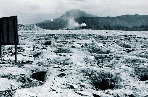 1980年在卑南遺址發現大量遺物、遺構與石板棺，精美的史前玉器瞬間引來民間盜掘，使遺址滿目瘡痍(國立臺灣史前博物館提供)