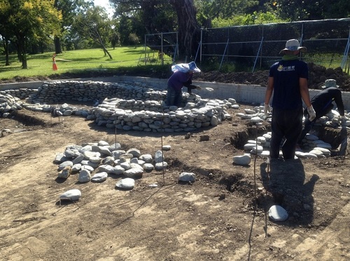 卑南遺址史前聚落家屋區(後稱史前家屋)重現再建的工作照(黃郁倫提供)