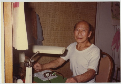 開蘭東路11號2樓書桌前，八十大壽寫作於此。(攝於1985年6月)