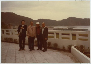 1985年4月27日在南方澳(右起李榮春、鍾肇政、李榮五、作者)