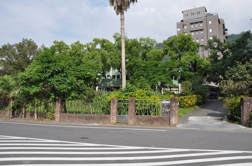 圖2林務局工作站（樹林裡面兩層樓綠色建築物）。從右側進入的柏油斜道顯示該建物的地基比較高，相傳此處是七星墜地的土堆之一。