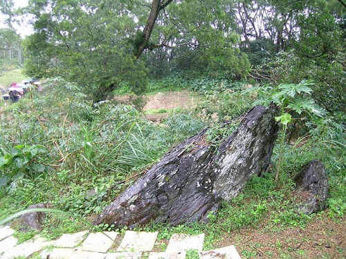 圖8土丘3未剷平前在山頂上所發現巨礫的覆瓦狀構造。巨礫由左往右覆蓋，顯示水流方向來自左方。