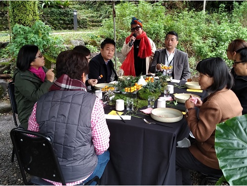 貴賓在農場裡享用國宴美食，佐鳥語花香，咀嚼食物與土地的故事。