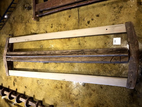 碌碡此一農具為人站在其上，用牛拖拉以壓平插秧前的水田。