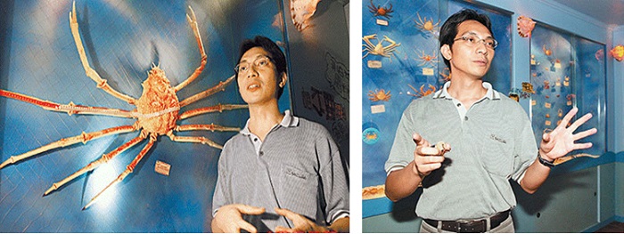 北關螃蟹博物館李冠興館長。資料來源：《宜蘭蟹痴-開博物館帶動錢潮圓夢》，蘋果日報採訪專欄，攝於2004年7月2日。