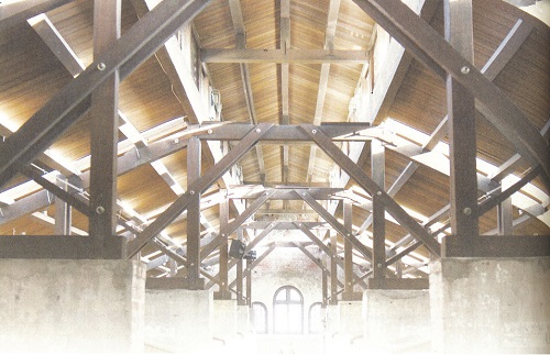 穀倉內的展示空間用來擺放各式農具