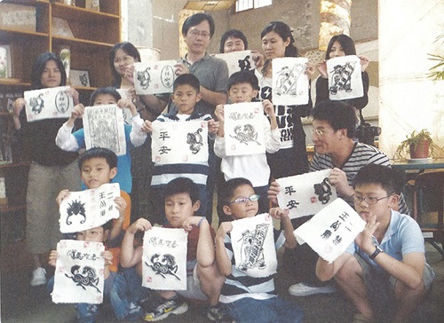 透過拓印等DIY體驗，讓遊客從創作過程中明白每一張都有其珍貴的內涵。