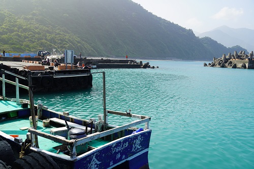 有著湛藍海水的粉鳥林漁港