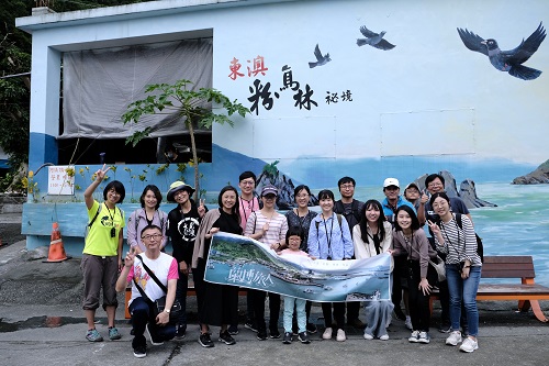 學員們最後在粉鳥林秘境合影，歷經一波三折後的粉鳥林秘境重新開放了，快跟著旅人的步伐到東澳一睹這個美麗海灣的神秘面紗吧！